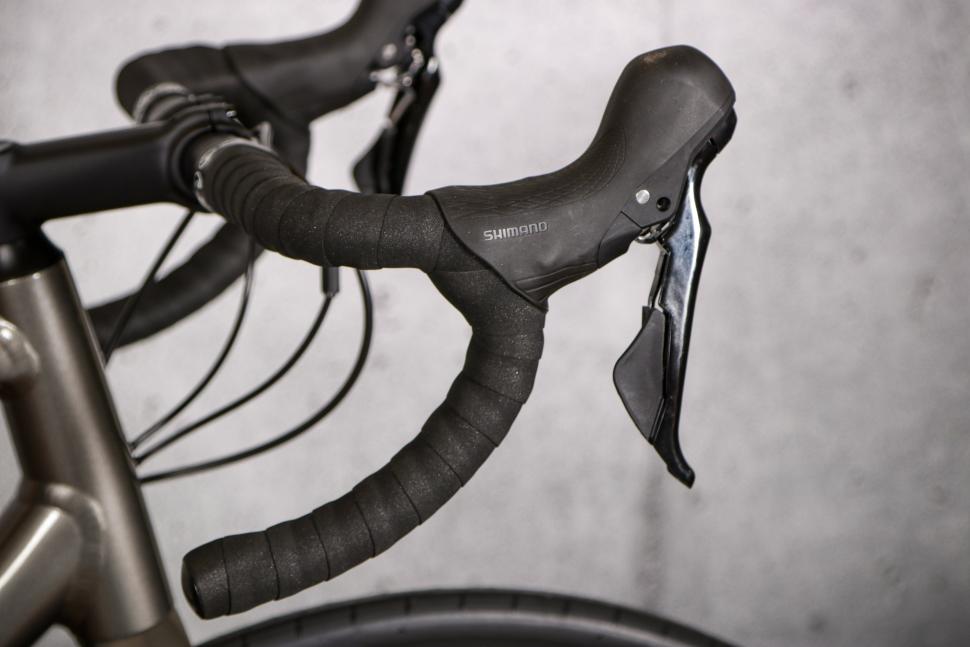 2021 Giant Contend SL 1 Disc - dorp bar and lever.jpg