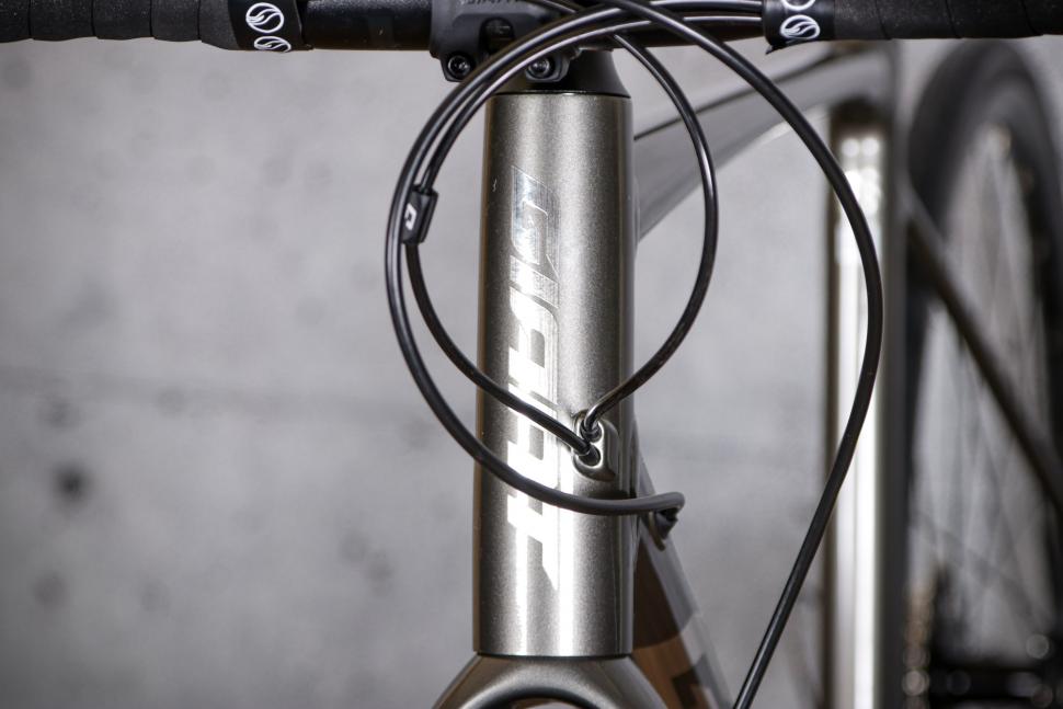 2021 Giant Contend SL 1 Disc - head tube badge.jpg