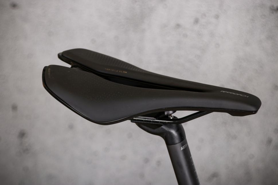 2021 Giant Contend SL 1 Disc - saddle.jpg
