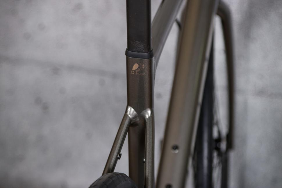 2021 Giant Contend SL 1 Disc - seat stays.jpg