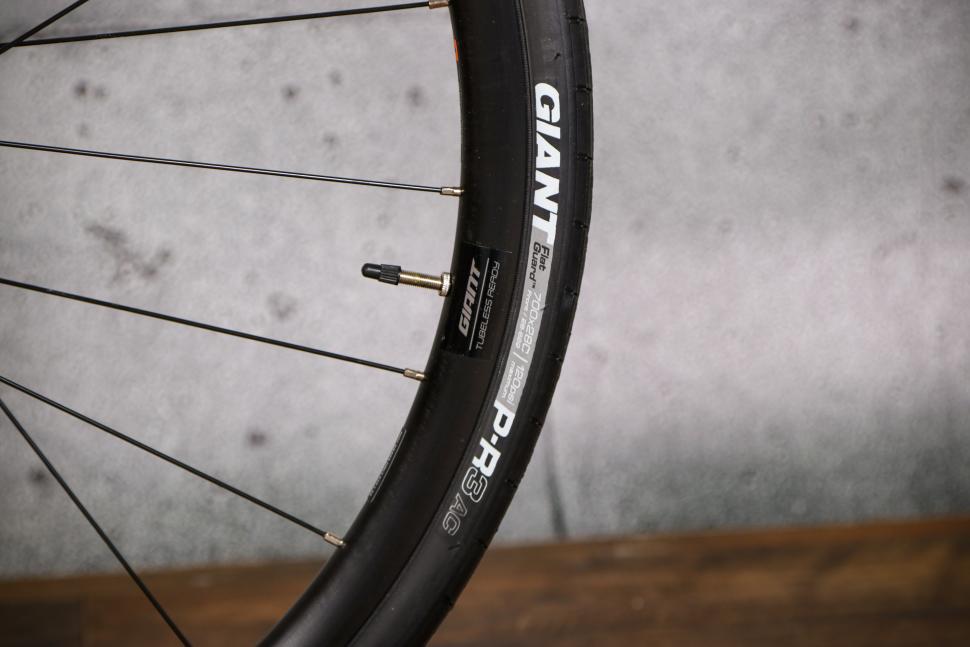 2021 Giant Contend SL 1 Disc - tyre.jpg