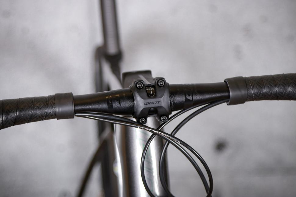 2021 Giant Defy Advanced 3 - bars 2.jpg