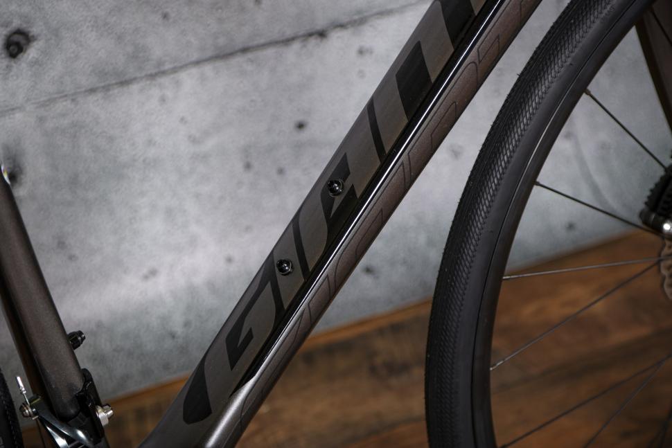 2021 Giant Defy Advanced 3 - bosses 1.jpg
