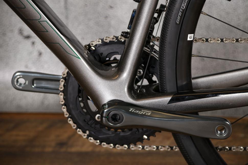 2021 Giant Defy Advanced 3 - bottom bracket.jpg