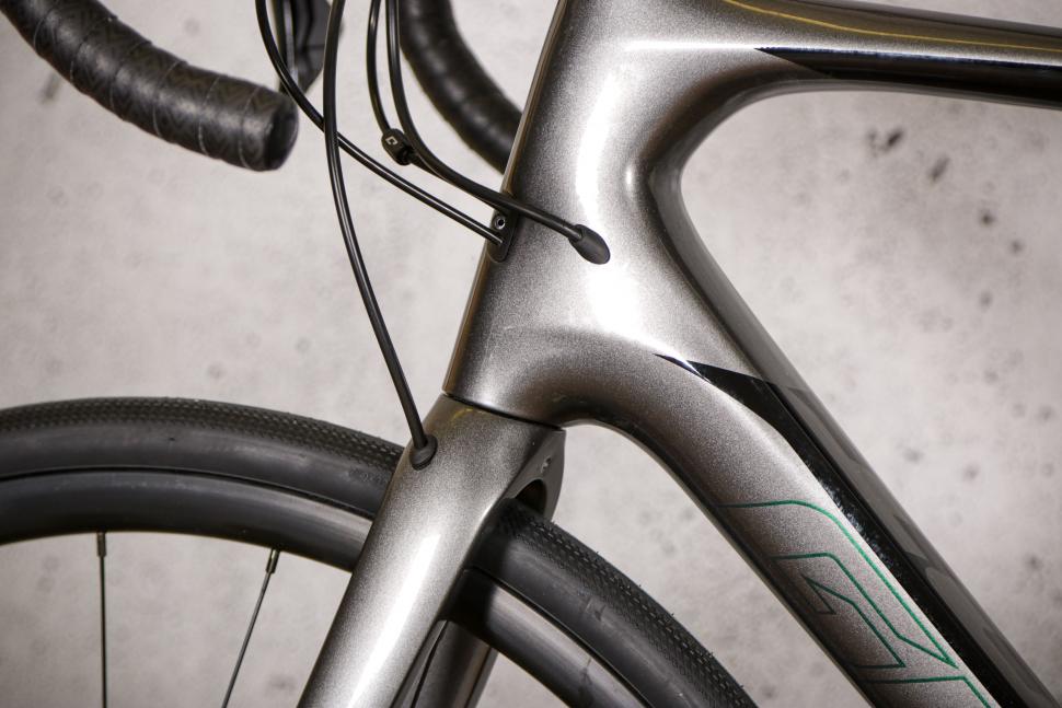 2021 Giant Defy Advanced 3 - cable route.jpg