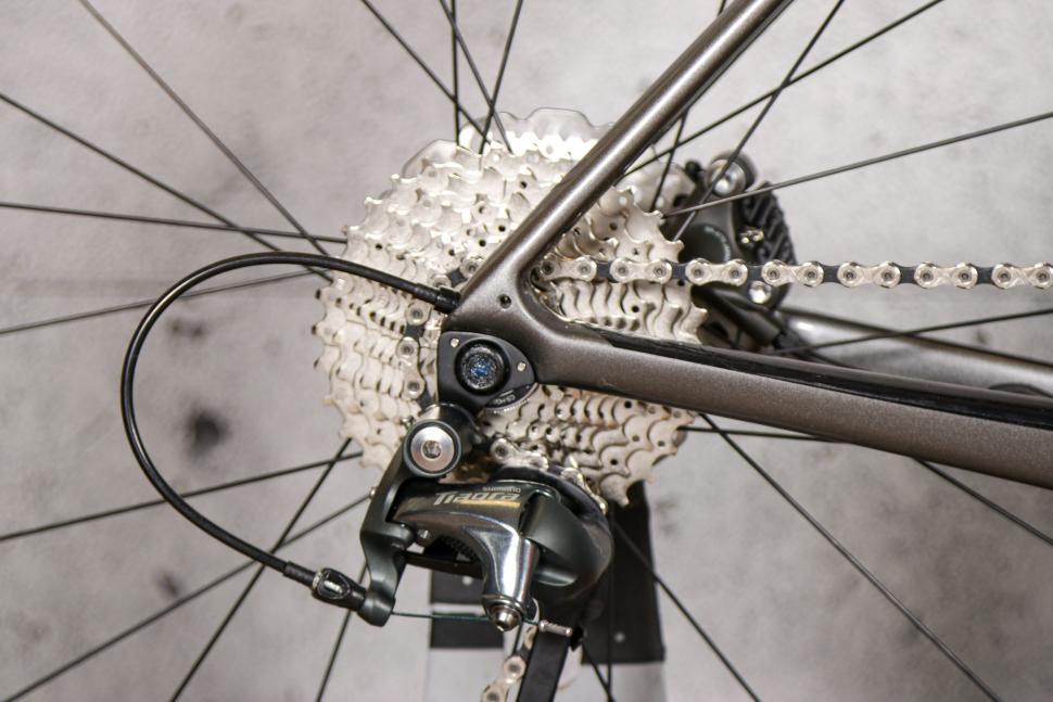 2021 Giant Defy Advanced 3 - cassette.jpg