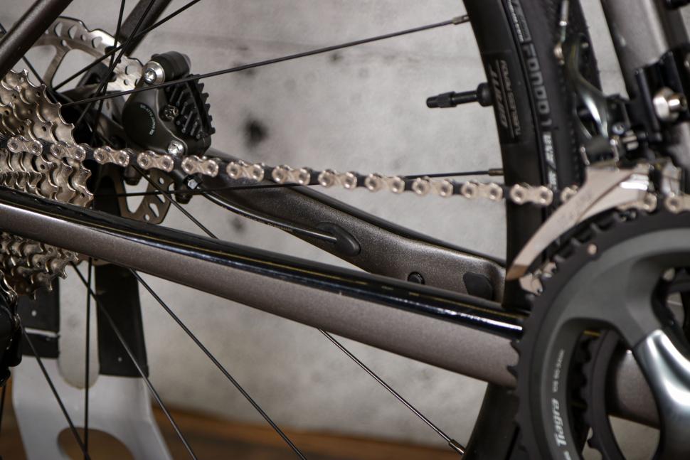2021 Giant Defy Advanced 3 - chain stays.jpg