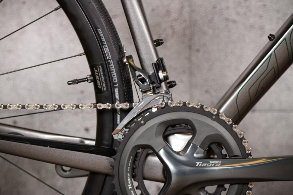 2021 Giant Defy Advanced 3 - front mech.jpg
