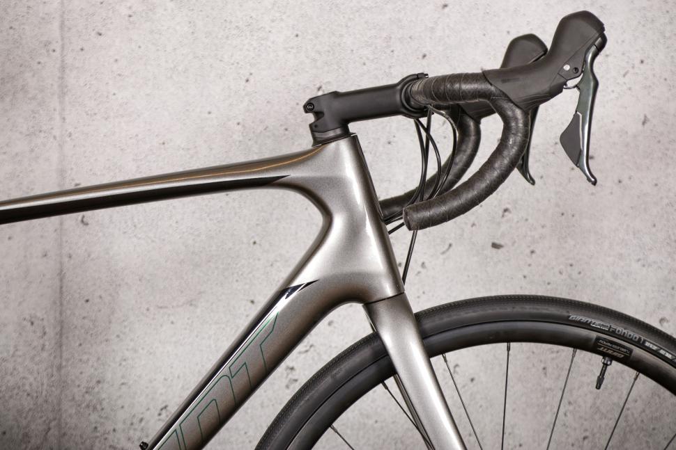 2021 Giant Defy Advanced 3 - head tube.jpg