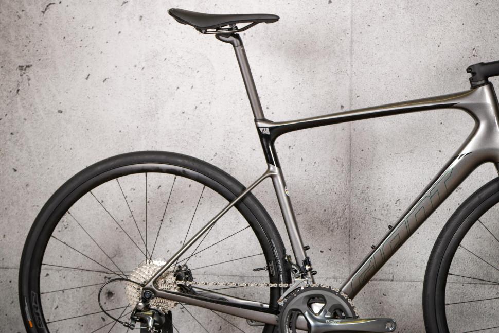2021 Giant Defy Advanced 3 - rear.jpg