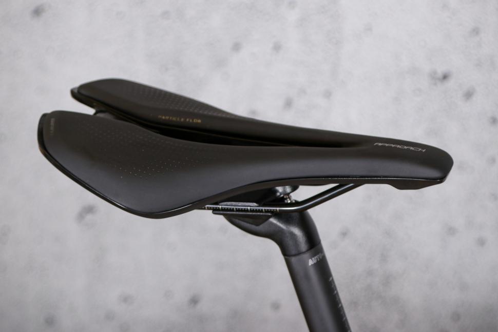 2021 Giant Defy Advanced 3 - saddle.jpg