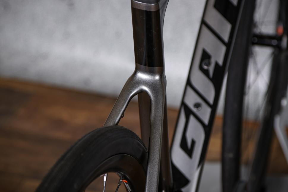 2021 Giant Defy Advanced 3 - seat stays.jpg