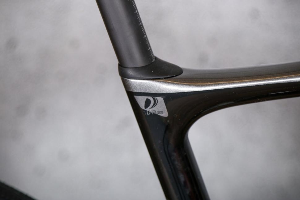2021 Giant Defy Advanced 3 - seat tube detail.jpg