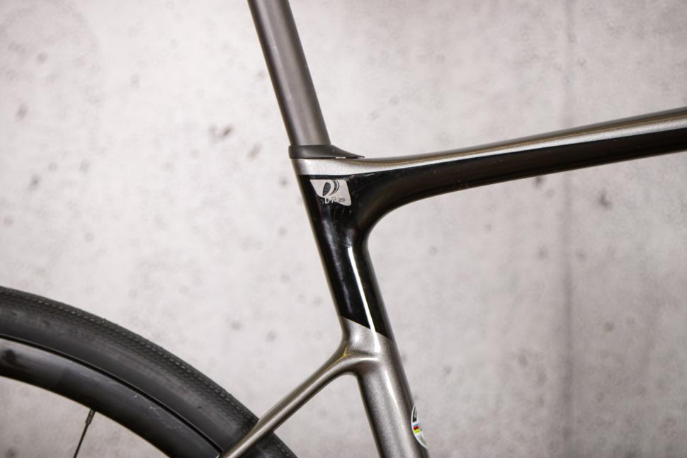 2021 Giant Defy Advanced 3 - seat tube junction.jpg