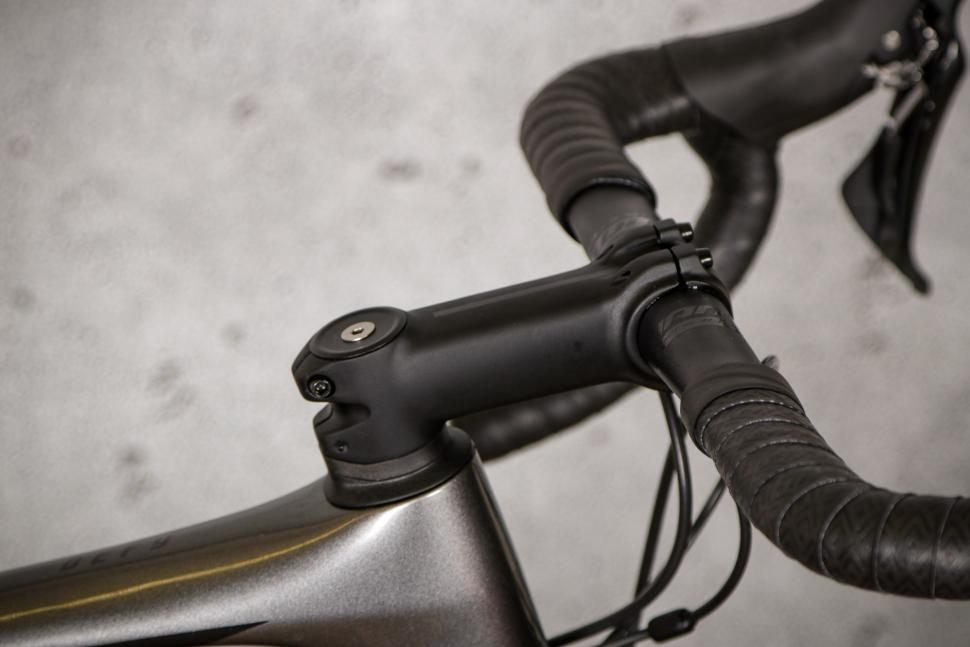 2021 Giant Defy Advanced 3 - stem.jpg