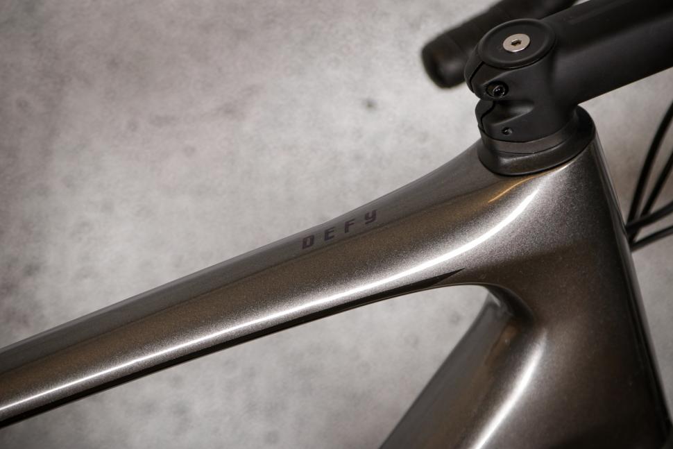 2021 Giant Defy Advanced 3 - top tube detail.jpg