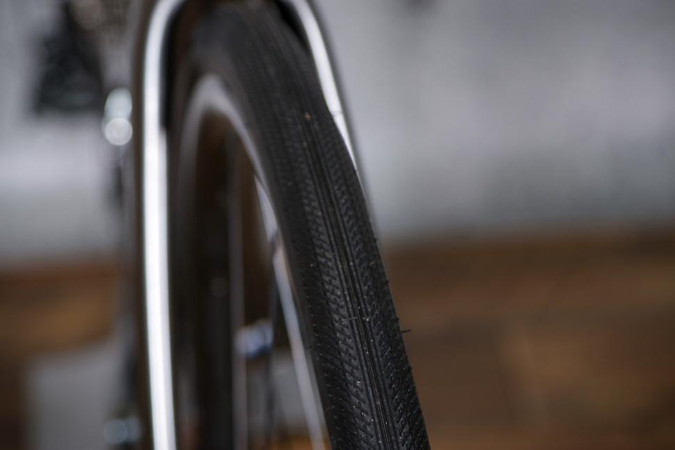 2021 Giant Defy Advanced 3 - tyre tread.jpg