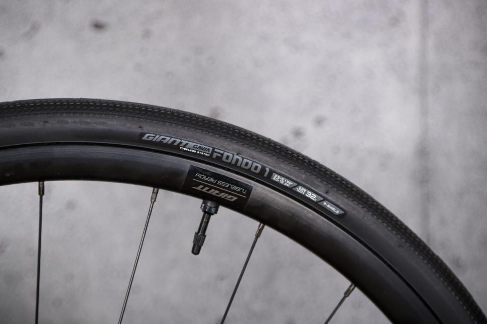 2021 Giant Defy Advanced 3 - tyre.jpg