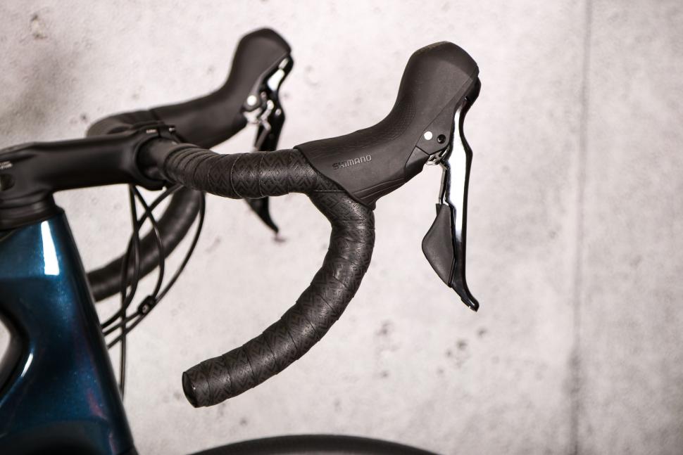 2021 Giant Defy Advanced Pro 3 - bar and lever.jpg