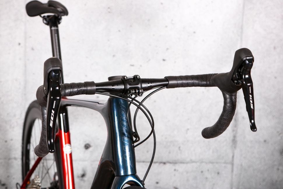 2021 Giant Defy Advanced Pro 3 - bars 1.jpg