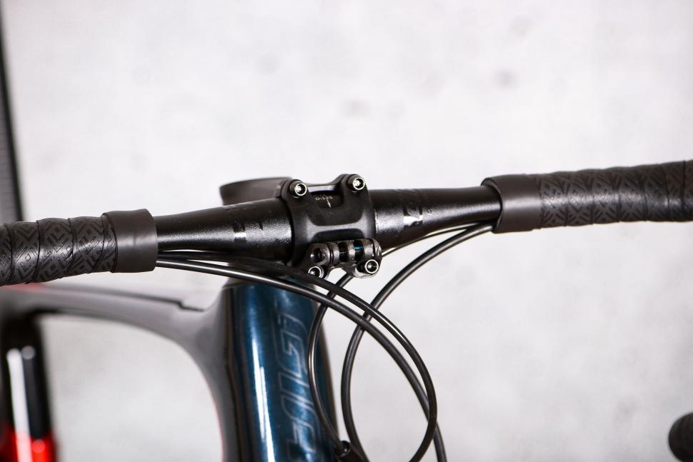 2021 Giant Defy Advanced Pro 3 - bars 2.jpg
