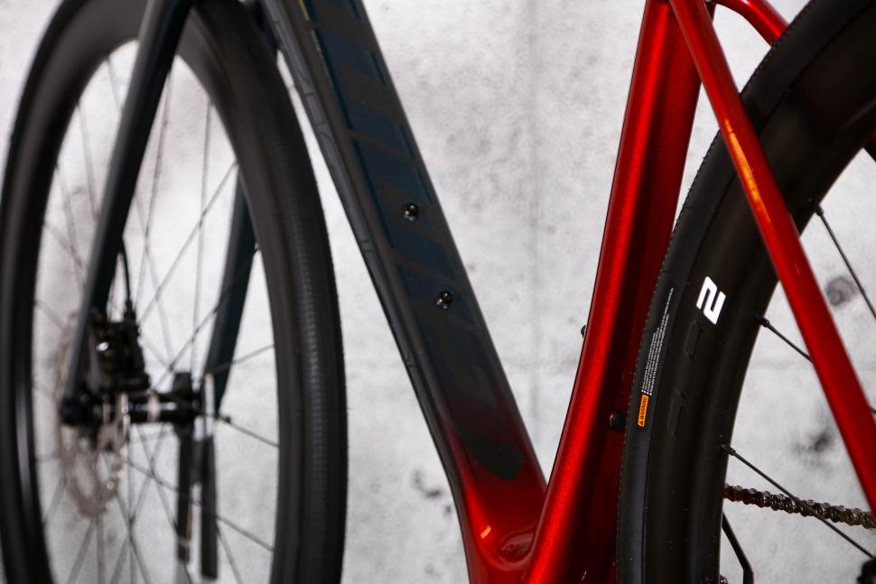 2021 Giant Defy Advanced Pro 3 - bosses.jpg