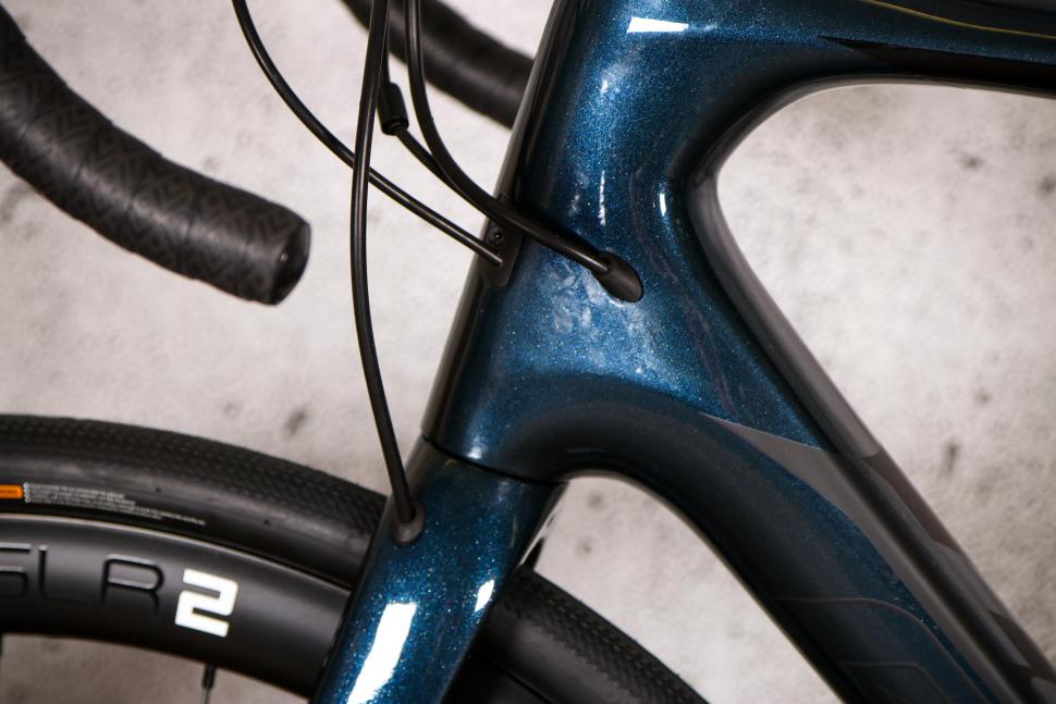 2021 Giant Defy Advanced Pro 3 - cable route.jpg