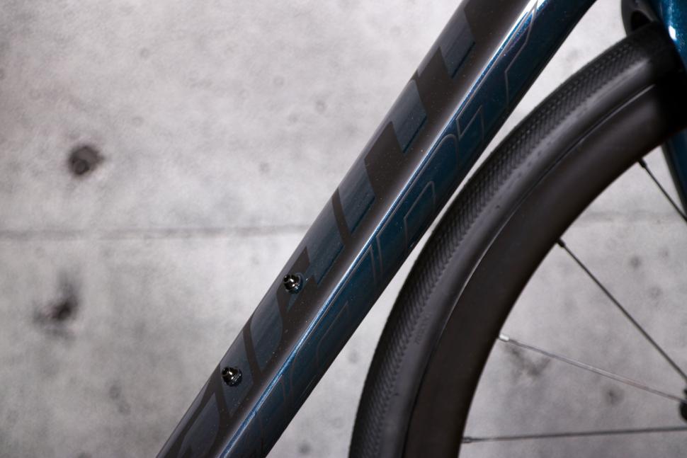 2021 Giant Defy Advanced Pro 3 - down tube detail.jpg