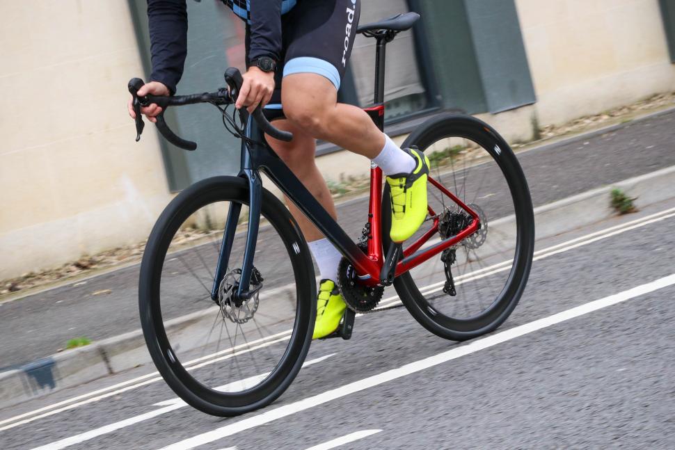 2021 Giant Defy Advanced Pro 3 - riding 5.jpg