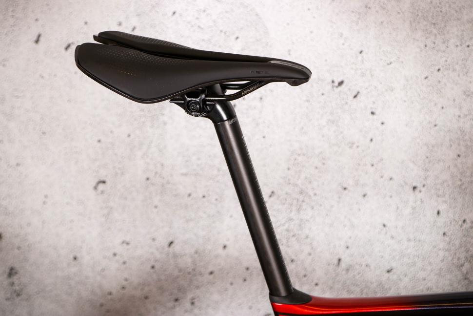 2021 Giant Defy Advanced Pro 3 - saddle and post.jpg