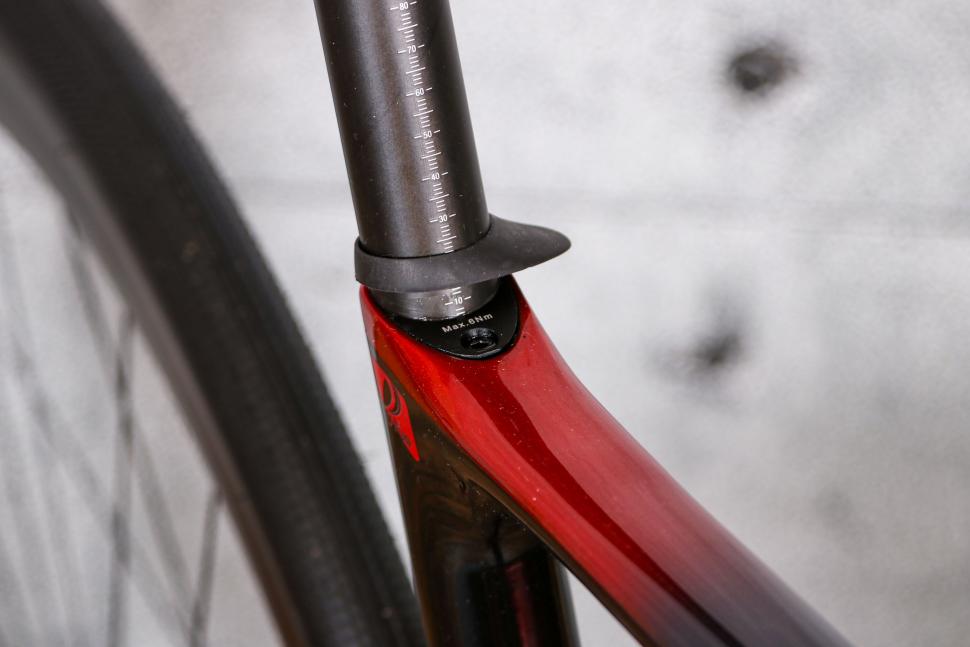 2021 Giant Defy Advanced Pro 3 - seat post bolt.jpg