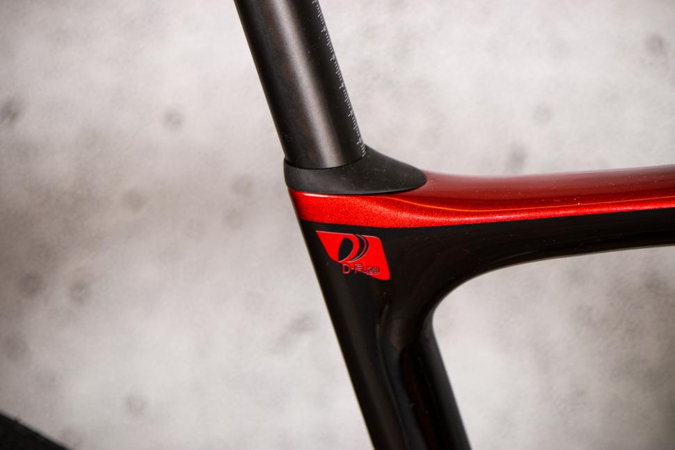 2021 Giant Defy Advanced Pro 3 - seat post detail.jpg