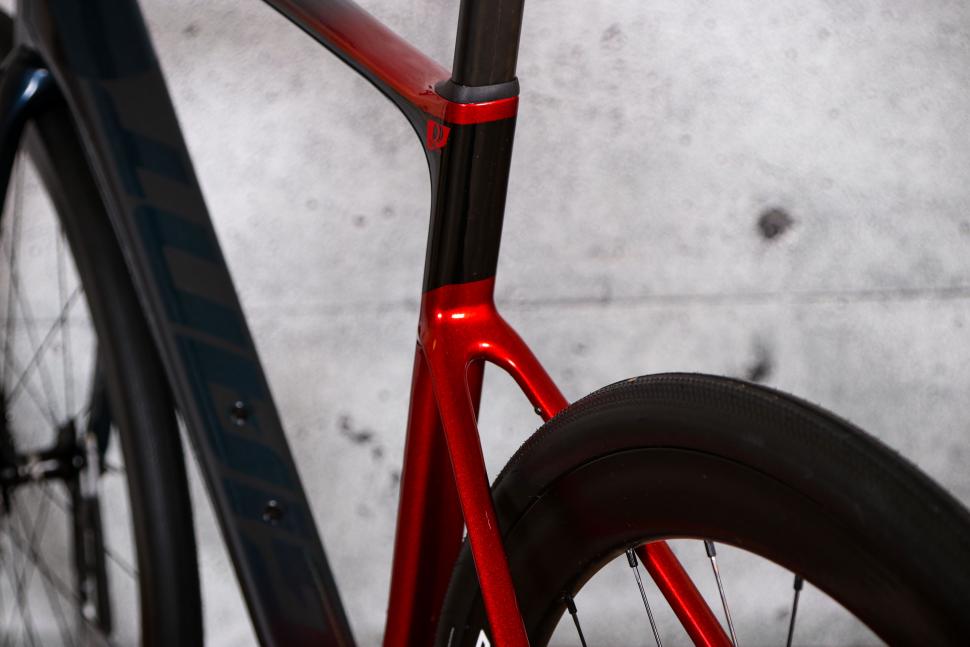 2021 Giant Defy Advanced Pro 3 - seat stays.jpg