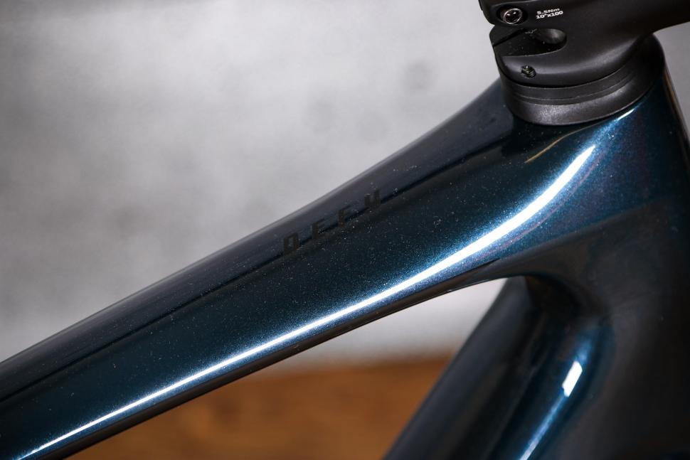 2021 Giant Defy Advanced Pro 3 - top tube.jpg
