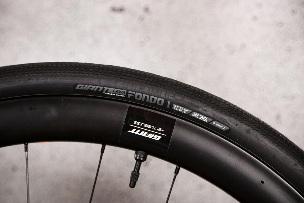 2021 Giant Defy Advanced Pro 3 - tyre.jpg