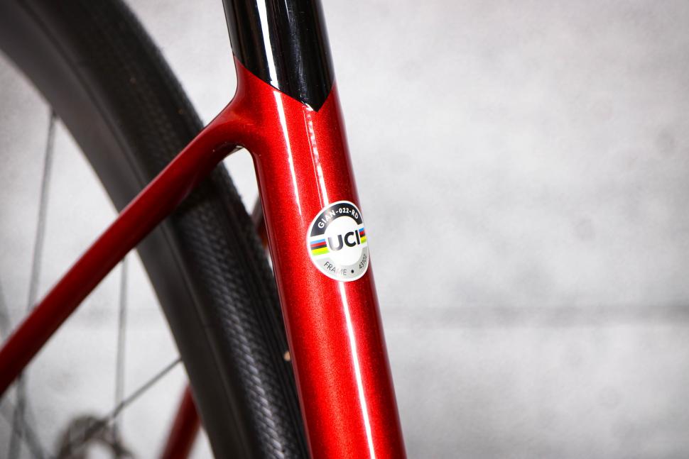 2021 Giant Defy Advanced Pro 3 - UCI sticker.jpg