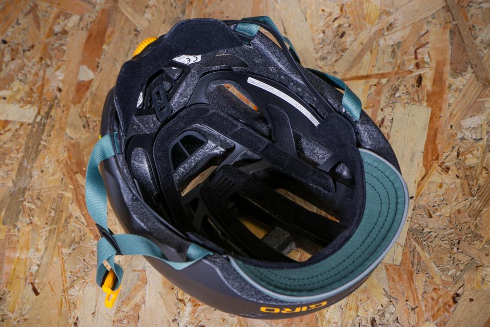 2021 Giro Caden LED Urban helmet - inside.jpg