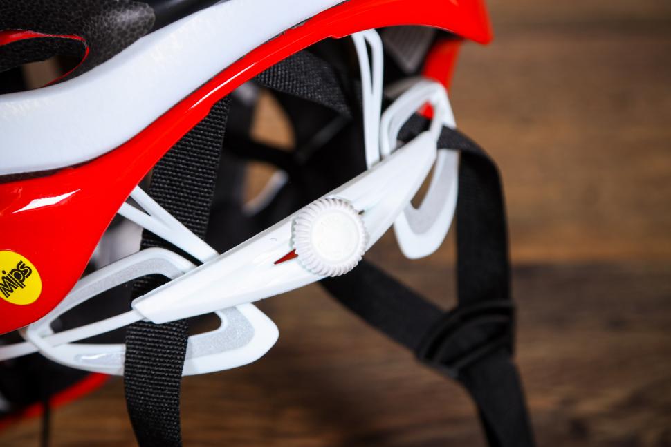 2021 Giro Helios Spherical Helmet - tension system.jpg