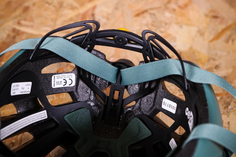 2021 Giro Synthe MIPS II Road Helmet - inside 3.jpg