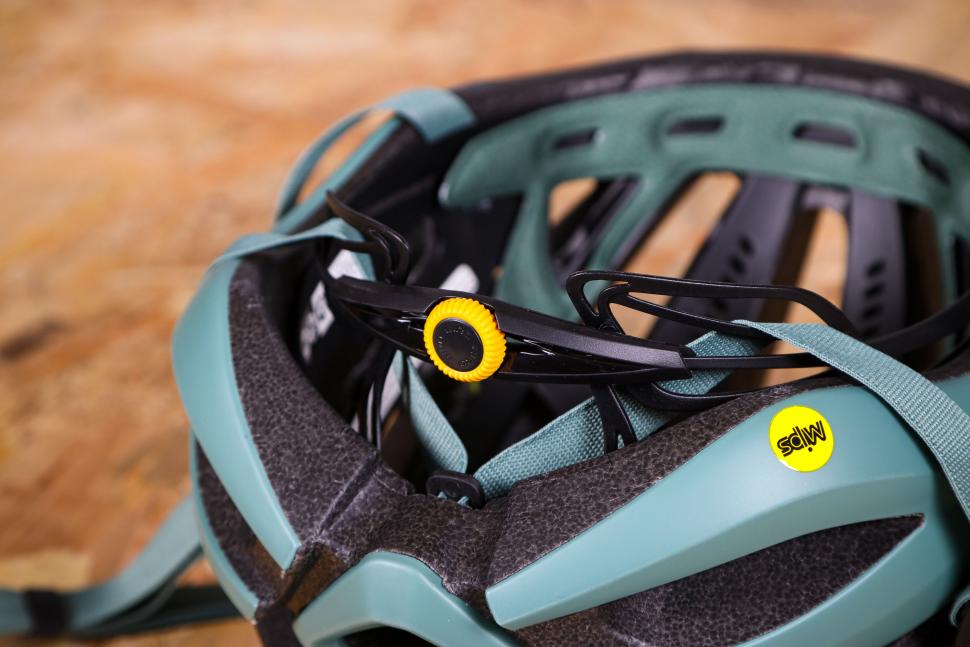 2021 Giro Synthe MIPS II Road Helmet - tension system.jpg