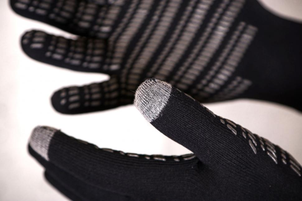 2021 Giro Xnetic H20 Gloves - finger tip detail 2.jpg