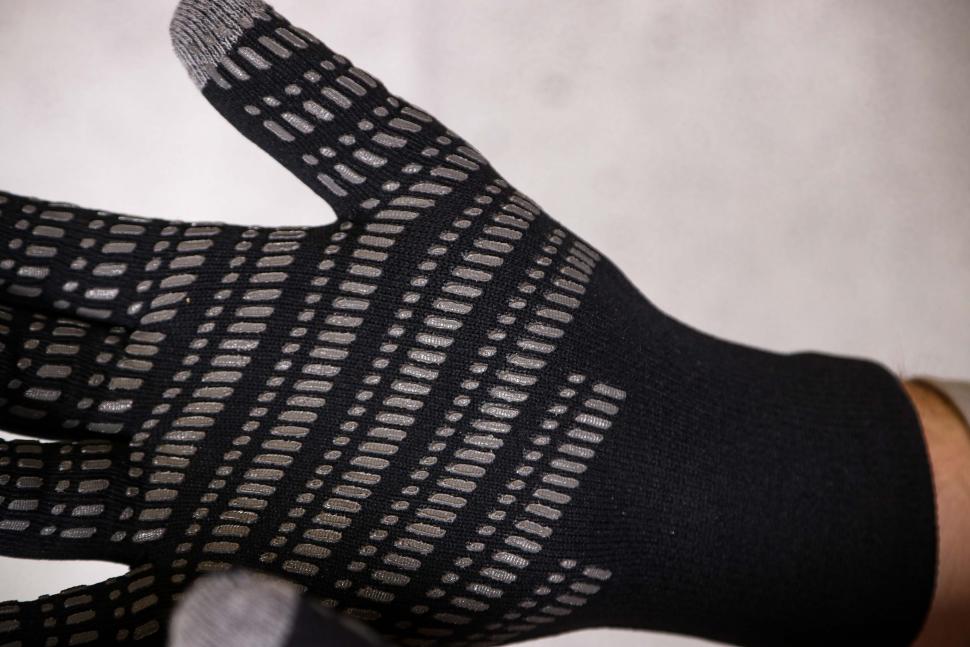 2021 Giro Xnetic H20 Gloves - palm detail.jpg