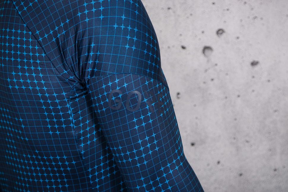 2021 Gore Progress Thermo Grid Camo Jersey Mens - sleeve detail.jpg