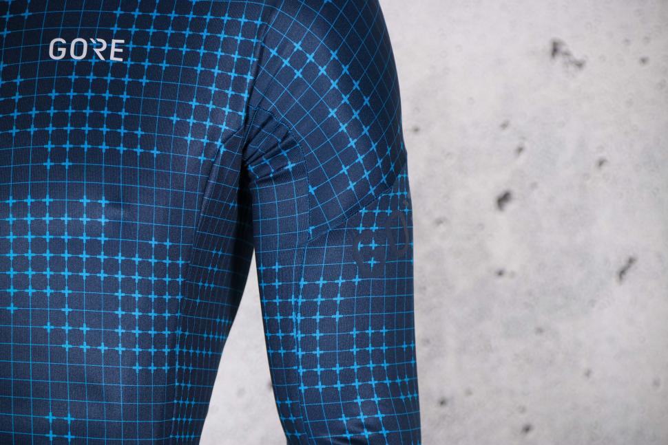 2021 Gore Progress Thermo Grid Camo Jersey Mens - sleeve stitching.jpg