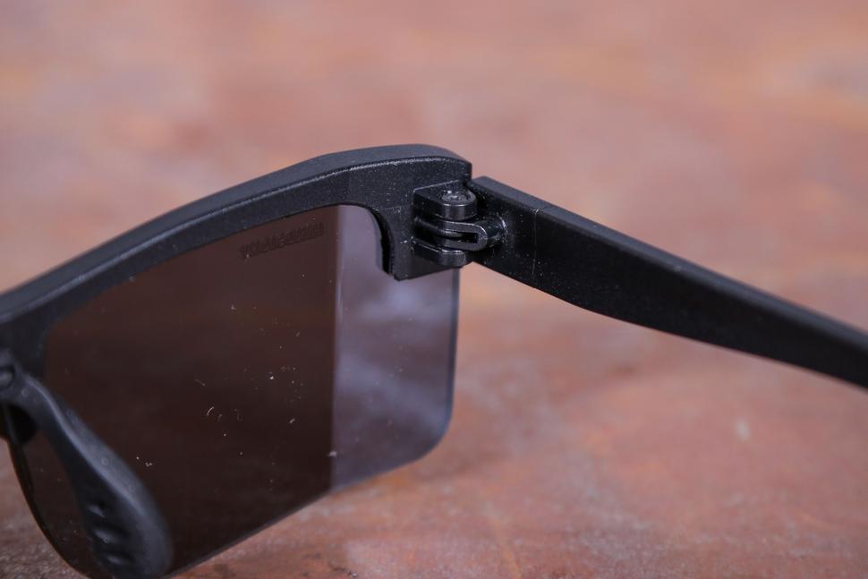 2021 Hindsight Edge Sport Glasses - hinge.jpg