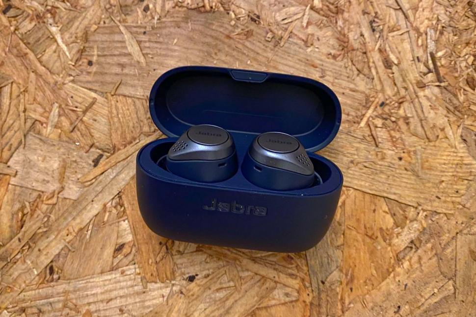 2021 Jabra Elite Active 75t earbuds - in charging case 2.jpg