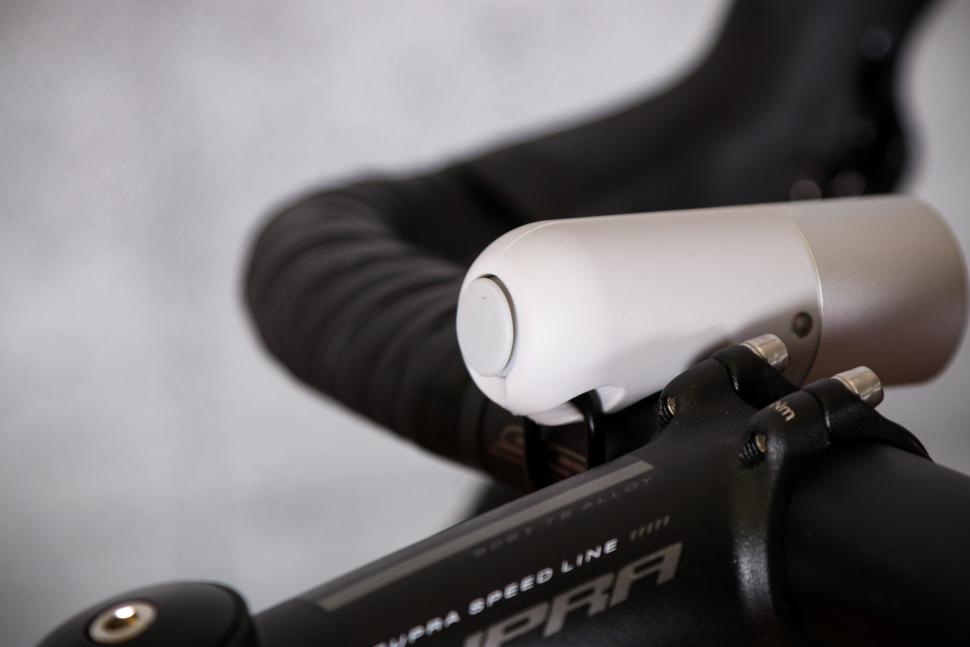 2021 Knog Plugger Front Light Polar Bear White - button.jpg