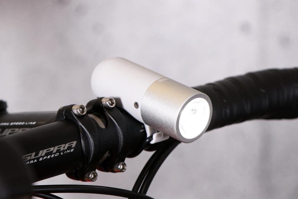 2021 Knog Plugger Front Light Polar Bear White - front.jpg