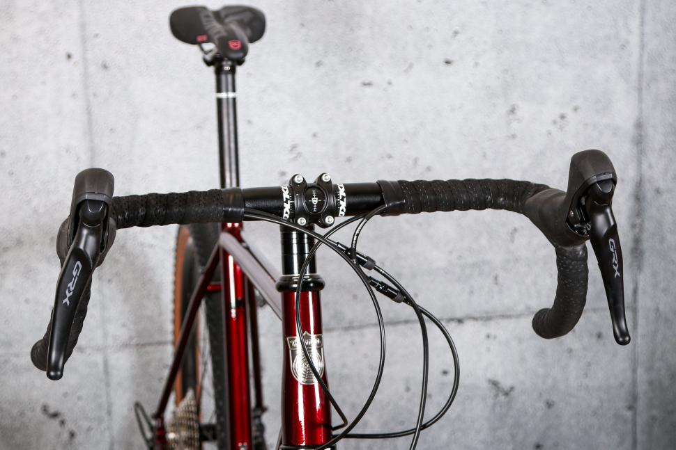 2021 Kona Rove LTD - bars 2.jpg