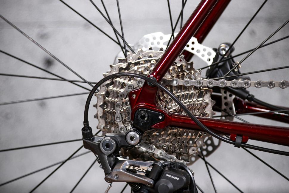 2021 Kona Rove LTD - cassette and rear drop out.jpg